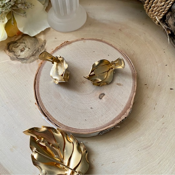 Vintage- Demi-Parure Stylized Gilt Brooch & Clip Back Earrings - Picture 13 of 13